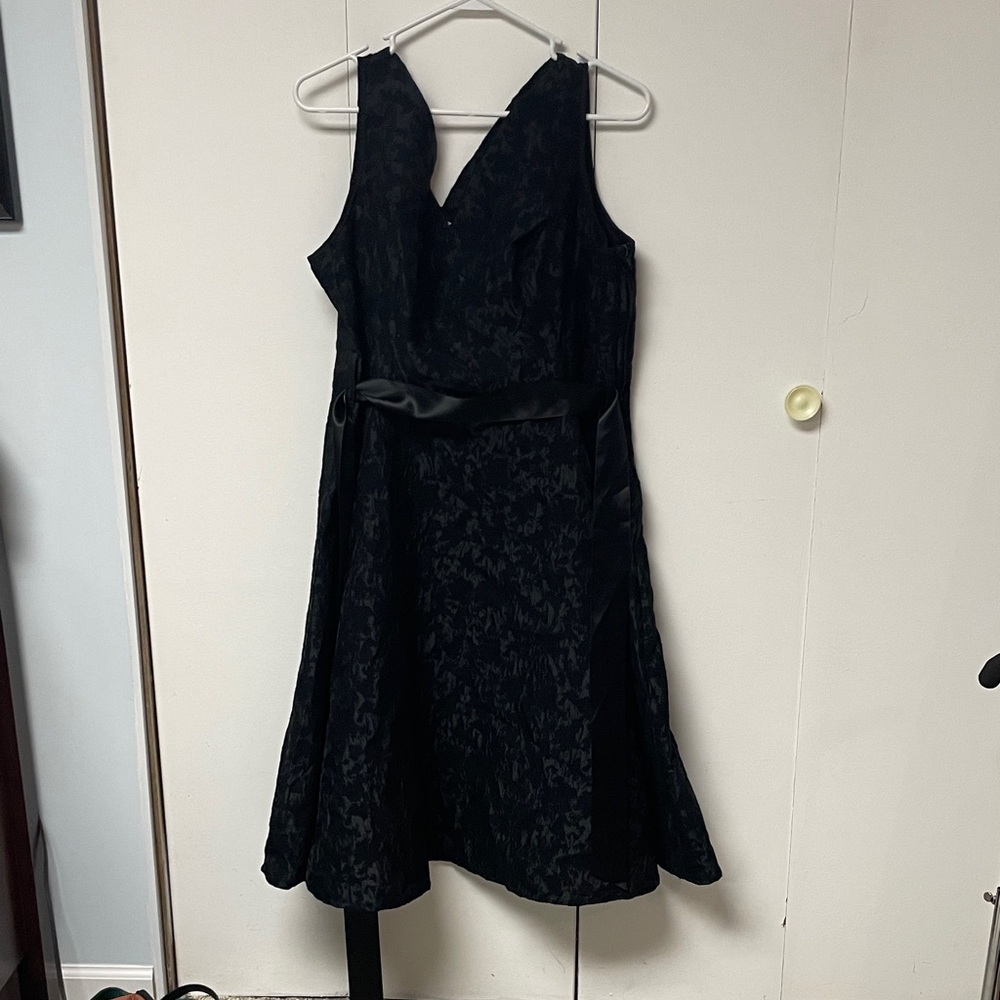 Chic Black Sleeveless Midi Dress